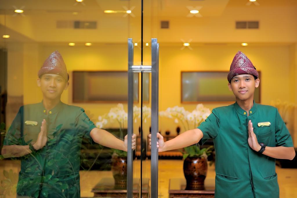 Sintesa Peninsula Hotel Palembang Exterior photo