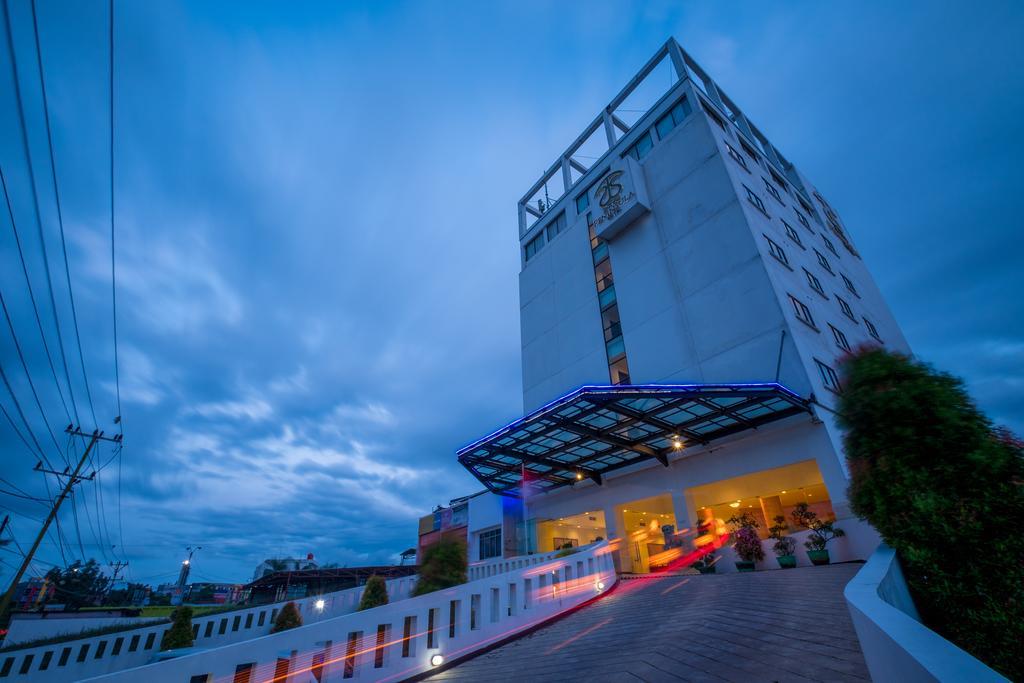 Sintesa Peninsula Hotel Palembang Exterior photo