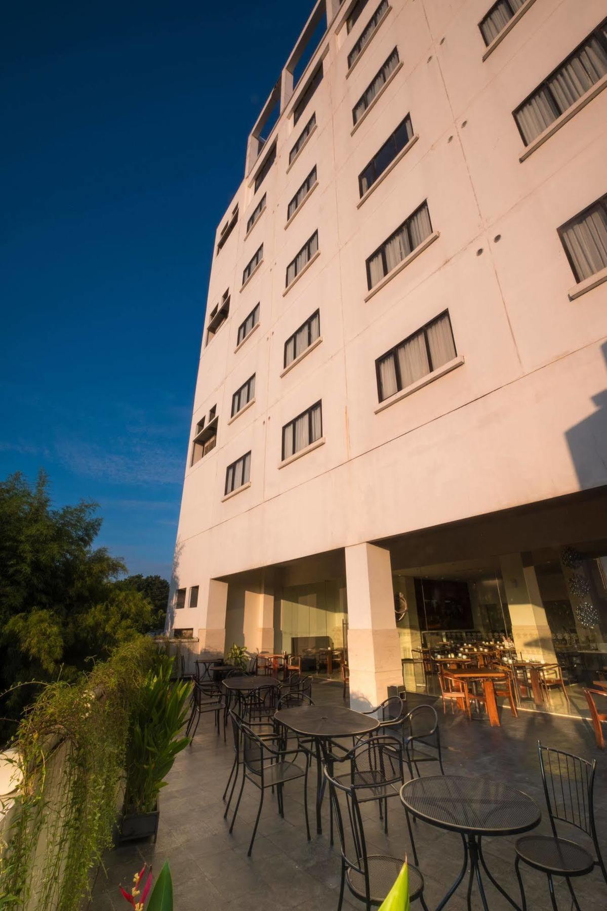Sintesa Peninsula Hotel Palembang Exterior photo
