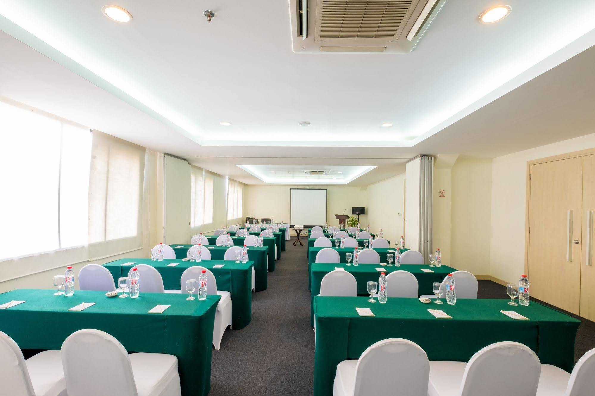 Sintesa Peninsula Hotel Palembang Exterior photo