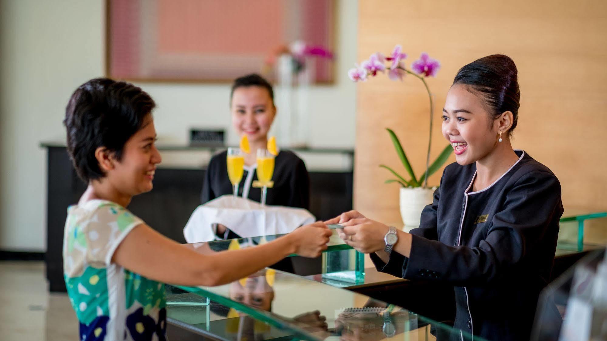 Sintesa Peninsula Hotel Palembang Exterior photo