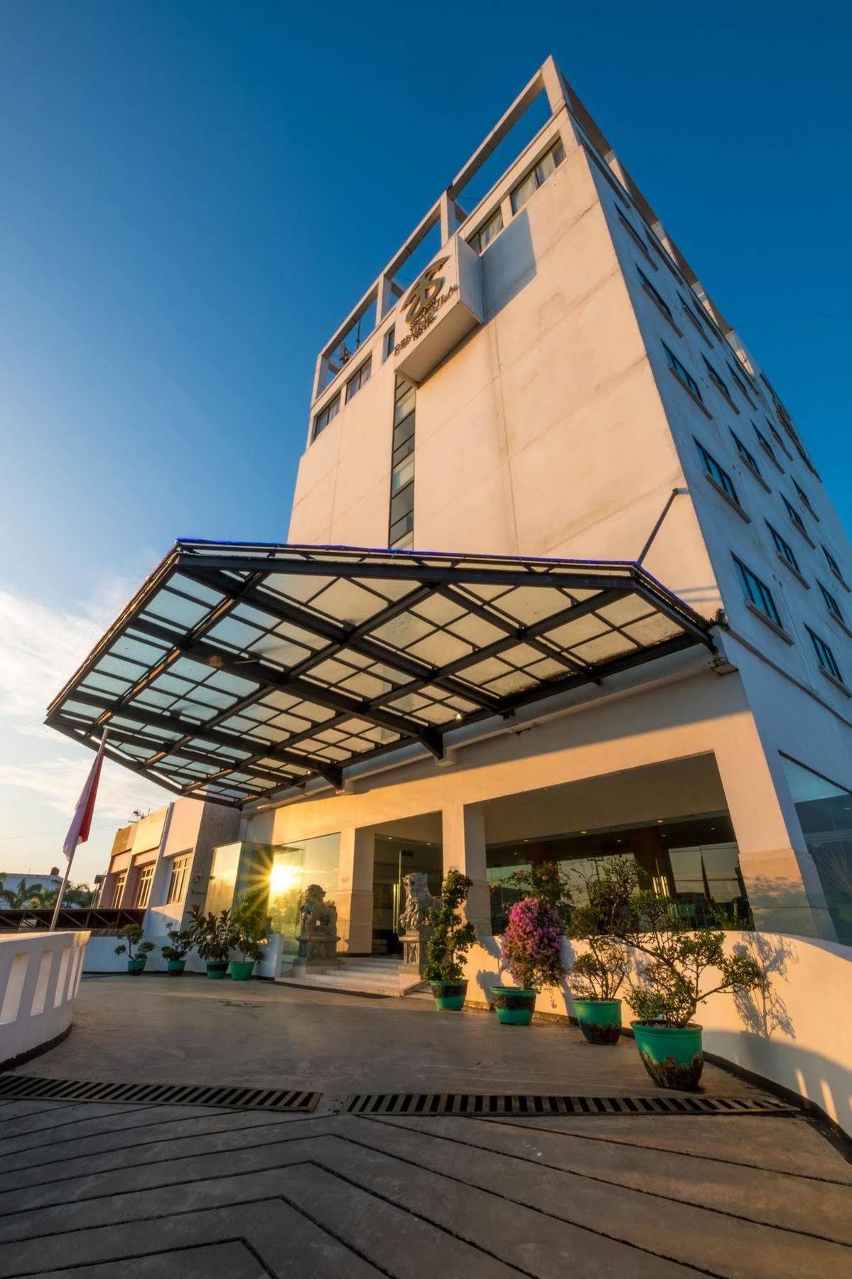 Sintesa Peninsula Hotel Palembang Exterior photo